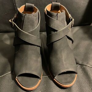 QUPID Black Strappy Sandals W 8